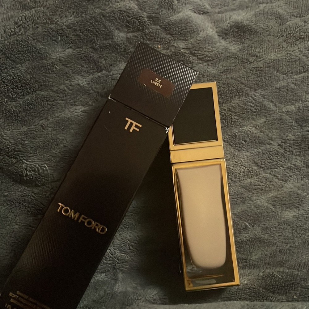 SOLD—TOM FORD Shade & Illuminate Linen 2.5 Foundation